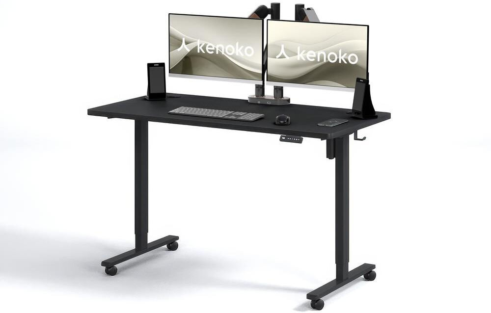 Biurko KENOKO Ibuki 120 x 60 cm Czarny prezentacja biurka na białym tle pod kątem na biurku monitory i akcesoria funkcjonalność biurko elektryczne praca w ograniczonej przestrzeni