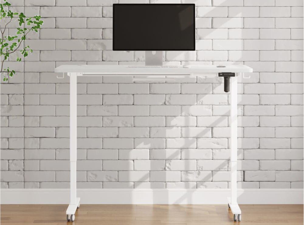 Biurko KENOKO Ibuki 120 x 60 cm Biały prezentacja biurka w pokoju na jasnej ceglanej ścianie na biurku monitor system Finger Protect Child Protect bezpieczeństwo ochrona przed przypadkowym przycięciem palców ograniczenie ryzyka kolizji wydłużenie żywotności