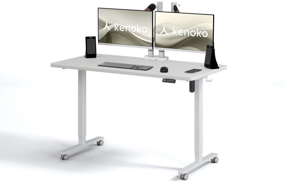Biurko KENOKO Ibuki 120 x 60 cm Biały prezentacja biurka na białym tle pod kątem na biurku monitory i akcesoria funkcjonalność biurko elektryczne praca w ograniczonej przestrzeni