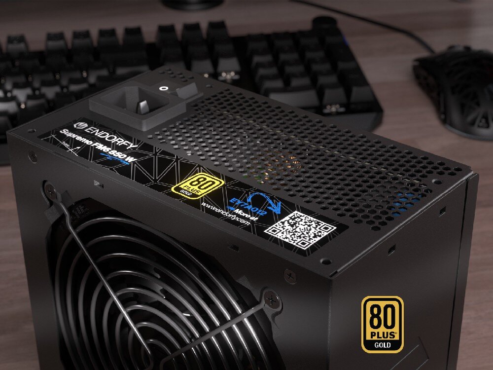 Zasilacz ENDORFY Supremo FM6 850W Widok na tylny panel zasilacza ENDORFY Supremo FM6 850 W oraz odznaki certyfikatów [PP2.1]Cybenetics Platinum, Cybenetics A i 80 Plus ® Gold.