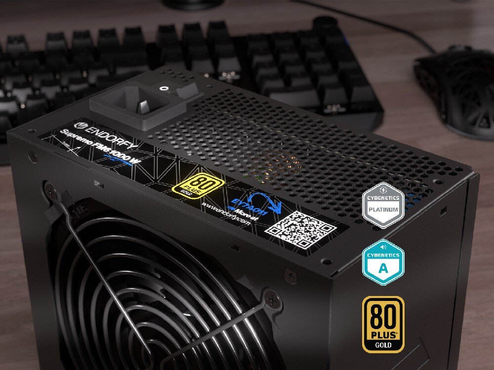 Zasilacz ENDORFY Supremo FM6 1000W Widok na tylny panel zasilacza ENDORFY Supremo FM6 1000 W oraz odznaki certyfikatów Cybenetics Platinum, Cybenetics A i 80 Plus ® Gold.