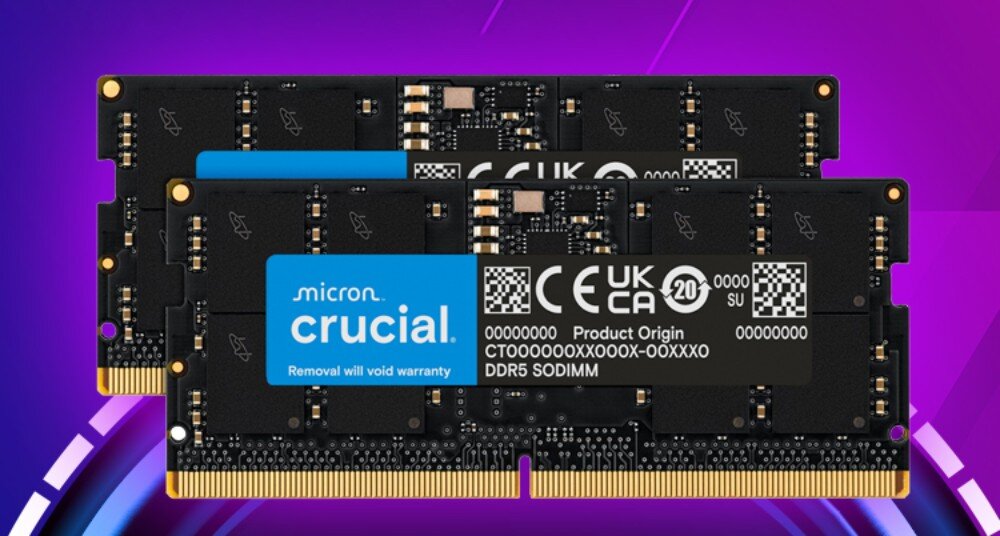 Pamięć RAM CRUCIAL 16GB (2x8GB) 5600MHz CT2K8G56C46S5 Dwa czarne moduły pamięci SODIMM ustawione jeden za drugim na tle w odcieniach fioletu