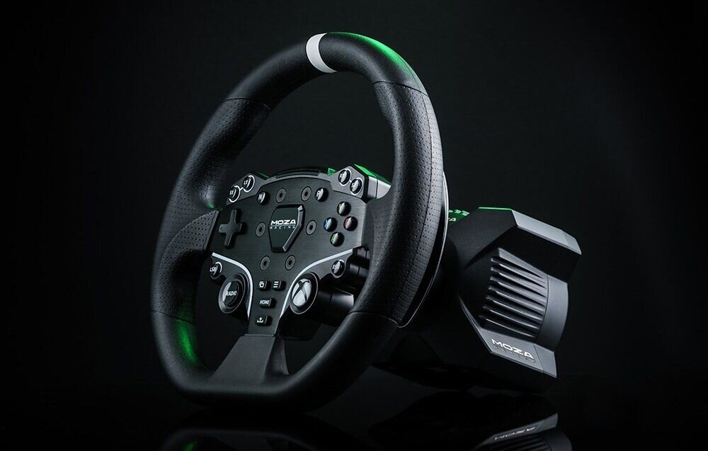 Kierownica MOZA Racing R3 RS053 (XBOX/PC) prezentacja kierownicy i bazy na ciemnym tle pod kątem wysoki poziom immersji oficjalna licencja Xbox Direct Drive kompatybilność z konsolami oraz PC