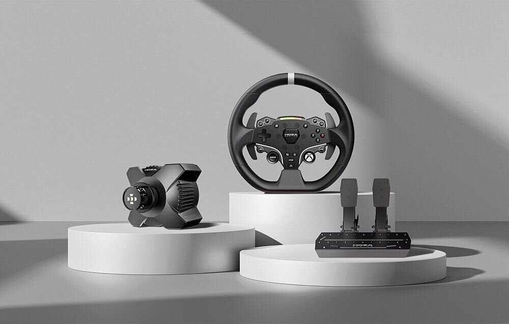 Kierownica MOZA Racing R3 RS053 (XBOX/PC) kierownica pedały i baza na jasnych podestach na jasnym tle kompatybilność konsole Xbox Series X|S One PC zawartość pudełka baza kierownica pedały uchwyt montaż plug-and-play