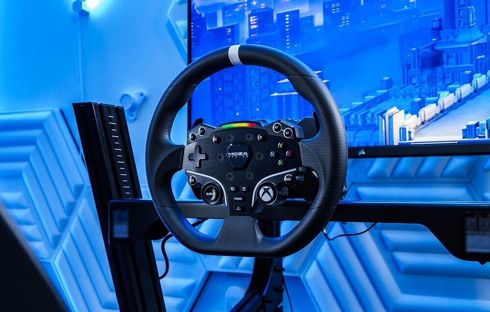 Kierownica MOZA Racing R3 RS053 (XBOX/PC) przymocowana kierownica do kokpitu w tle niebieskie oświetlenie aplikacja MOZA Pit House dopasowanie ustawień gotowe profile tworzenie własnych