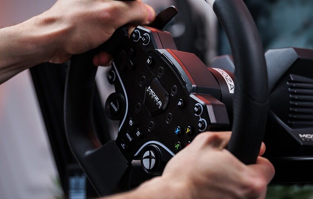 Kierownica MOZA Racing R3 RS053 (XBOX/PC) kierownica trzymana w dłoniach gotowy do działania od razu po rozpakowaniu poczuć emocje rywalizacji