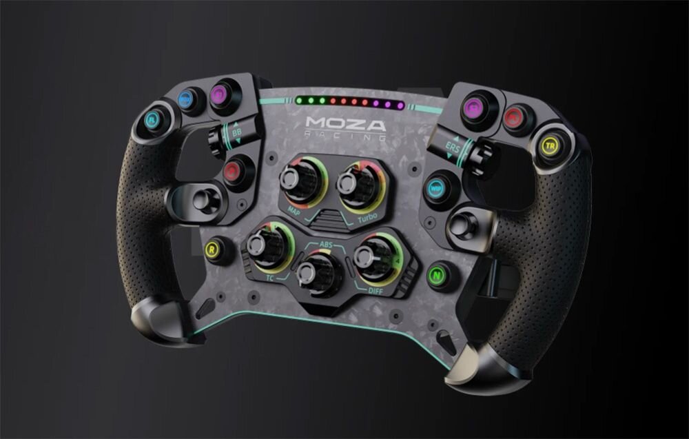 Kierownica MOZA Racing GS V2P RS056 (PC) Lekko pochylona kierownica Moza Racing GS V2P RS056 na ciemnym tle kontrola bez odrywania rąk zmiana balansu hamulców mapy silnika kontrola trakcji w czasie rzeczywistym