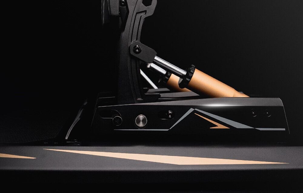 Zestaw MOZA Racing CRP2 RS066 prezentacja pedałów z perspektywy na ciemnym tle platformy Xbox PC czarno-złota kolorystyka ukryte okablowanie heksagonalny wzór