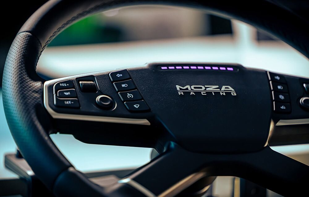 Kierownica MOZA Racing TSW RS060 (PC) Zbliżenie na panel centralny kierownicy MOZA z przyciskami funkcyjnymi i fioletowym paskiem diod LED aluminium lotnicze, stabilny chwyt, testy wytrzymałościowe, miliony cykli