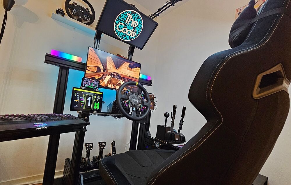 Kierownica MOZA Racing TSW RS060 (PC) Pełne stanowisko simracingowe z fotelem kubełkowym, wieloma ekranami i profesjonalnym zestawem MOZA Racing podświetlenie RGB, MOZA Pit House, diody LED obrotów, ikony ciężarówki