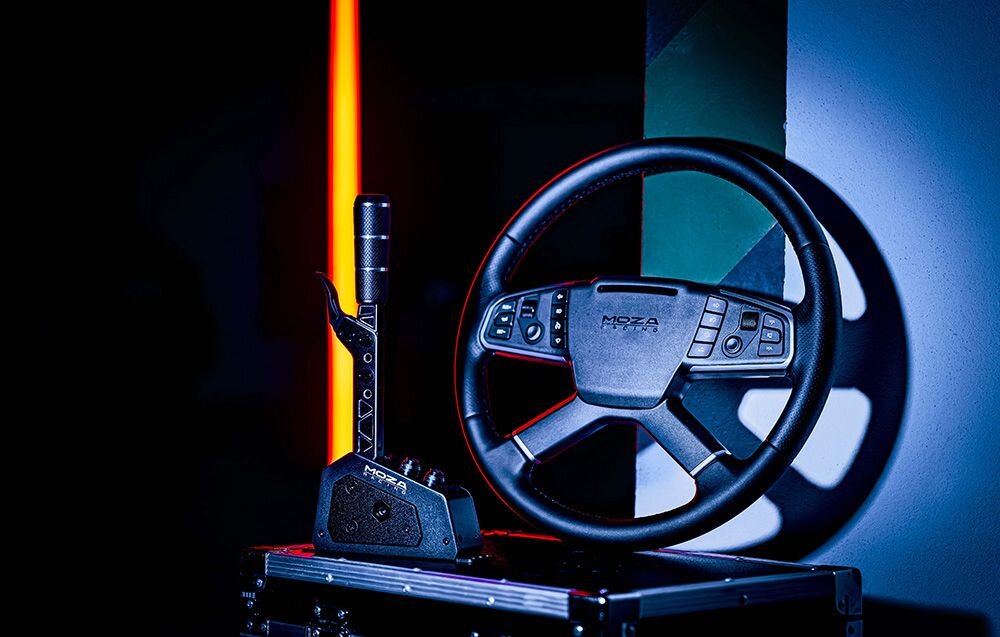 Kierownica MOZA Racing TSW RS060 (PC) Zbliżenie na panel centralny kierownicy MOZA z przyciskami funkcyjnymi i fioletowym paskiem diod LED Quick Release, regulacja kąta 75°, bezprzewodowa transmisja, ekosystem MOZA