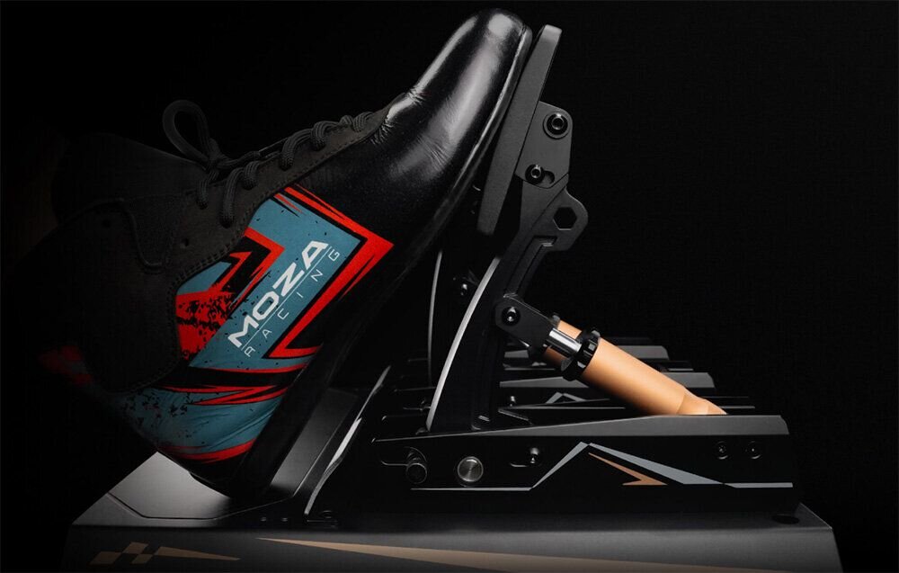 Pedał sprzęgła MOZA Racing CRP2 RS067 But wyścigowy naciskający na czarny pedał Moza CRP2 z widocznym miedzianym siłownikiem, co ilustruje pracę urządzenia w warunkach symulacji obsługa manualnej skrzyni aluminium lotnicze włókno węglowe system szybkiej regulacji beznarzędziowej