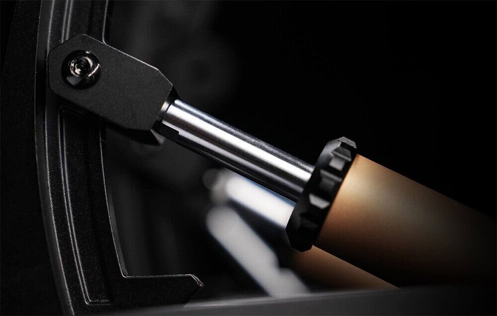 Pedał sprzęgła MOZA Racing CRP2 RS067 Szczegółowe zbliżenie na metalowy tłok wchodzący do miedzianej obudowy siłownika w pedałach Moza CRP2, podkreślające precyzję wykonania mechanizmu sześciokątne wzory sportowy charakter zintegrowane okablowanie