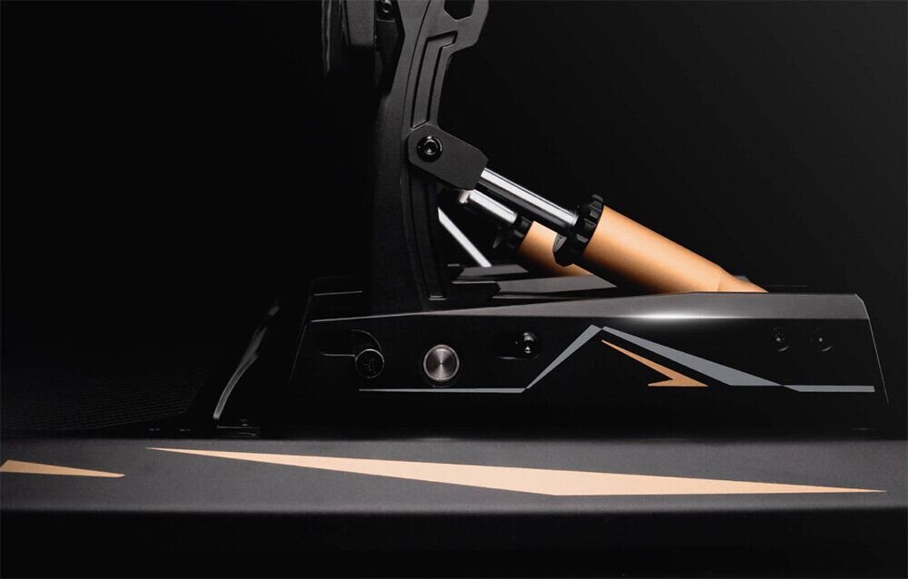 Pedał sprzęgła MOZA Racing CRP2 RS067 Profil boczny podstawy pedałów Moza CRP2 z widocznymi miedzianymi siłownikami oraz eleganckim, złotym logotypem na czarnej obudowie aluminium obrabiane CNC anodowana powierzchnia ochrona materiału stalowa podstawa zachowanie stabilności