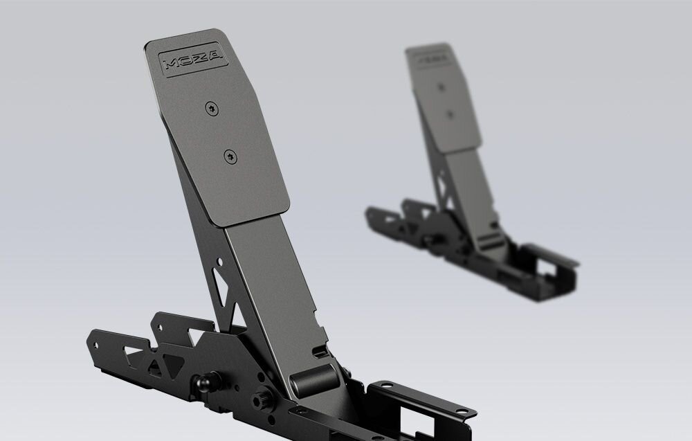 Pedał sprzęgła MOZA Racing SR-P Lite RS19 pedały sprzęgła pod kątem na szarym tle modułowa budowa wsparcie montażu odwróconego połączenie USB-A łatwe odłączanie oraz montaż