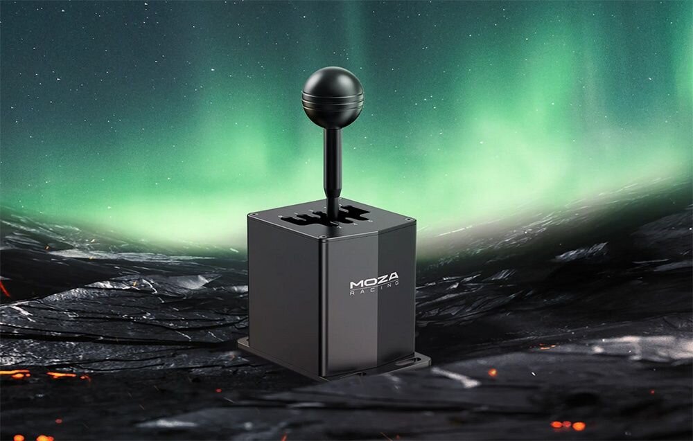 Skrzynia biegów MOZA Racing HGP RS039 Skrzynia biegów MOZA H-Shifter ustawiona na surowym, skalistym terenie pod zorzą polarną.