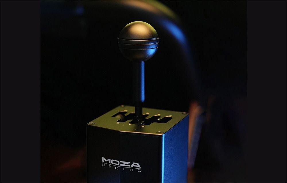 Skrzynia biegów MOZA Racing HGP RS039 Metalowa gałka zmiany biegów MOZA Racing w klimatycznym, ciemnym oświetleniu z logo marki na obudowie rozbudowa zestawu PC aluminium lotnicze metalowa obudowa stabilna praca