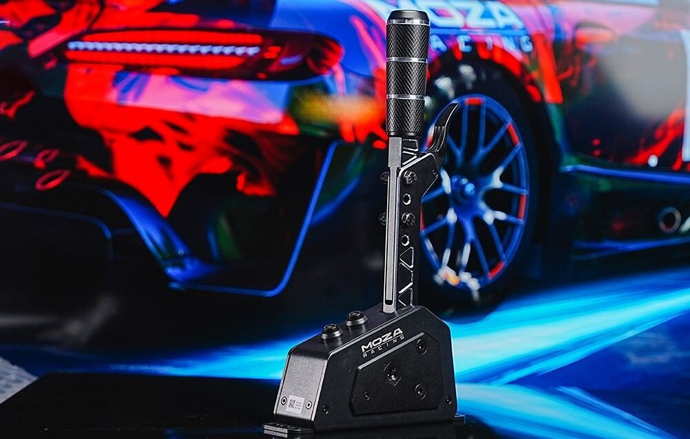 Sekwencyjna skrzynia biegów MOZA Racing SGP RS059 Ręczna skrzynia biegów MOZA Racing z metalowym uchwytem, ustawiona na tle kolorowego samochodu wyścigowego