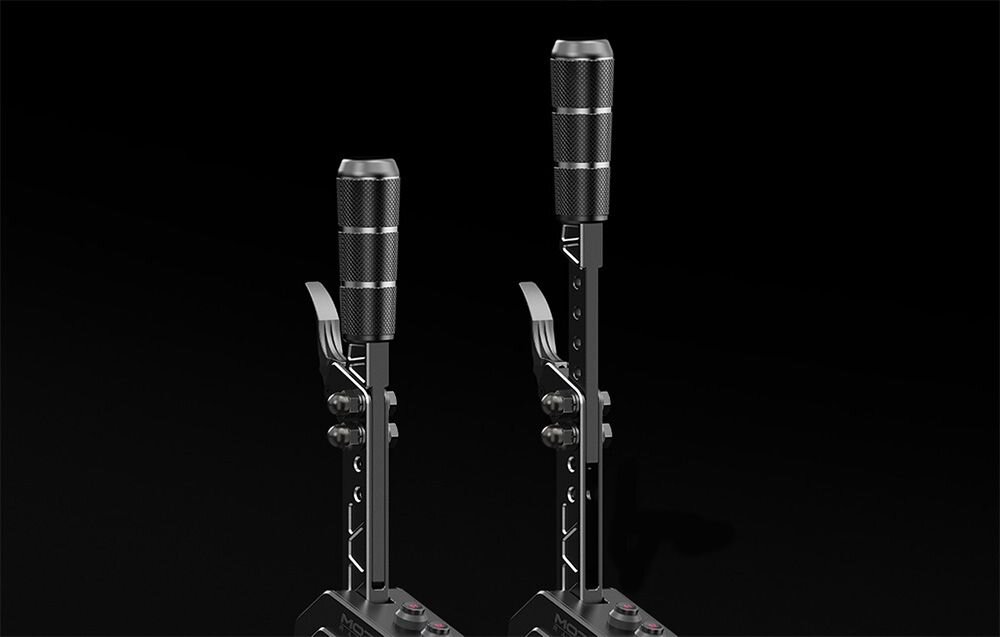 Sekwencyjna skrzynia biegów MOZA Racing SGP RS059 Dwa ręczne hamulce MOZA Racing ustawione obok siebie na czarnym tle, pokazujące różne wysokości uchwytu czujnik Halla, mechanizm bezdotykowy, trwałość skrzyni, płynna zmiana biegów