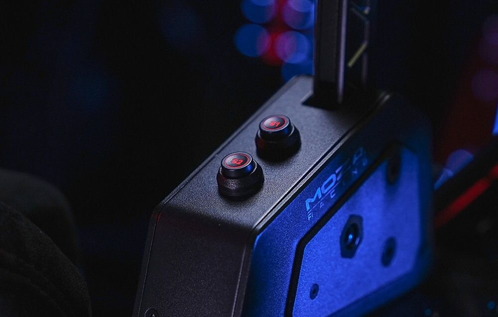 Sekwencyjna skrzynia biegów MOZA Racing SGP RS059 Zbliżenie na dwa podświetlone przyciski S1 i S2 na podstawie ręcznego hamulca MOZA Racing podświetlenie RGB, MOZA Pit House, personalizacja wizualna, przyciski funkcyjne