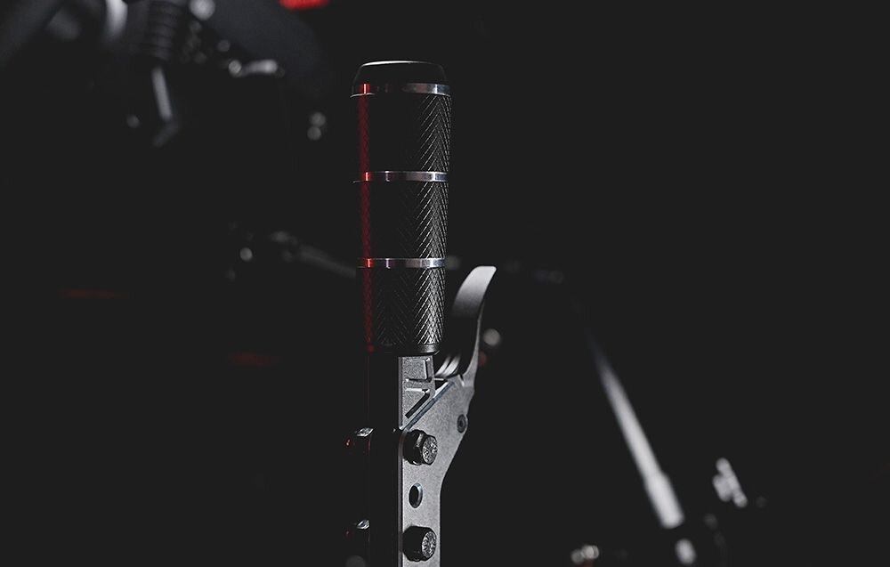 Sekwencyjna skrzynia biegów MOZA Racing SGP RS059 Zbliżenie na metalowy, żłobiony uchwyt ręcznego hamulca MOZA Racing w ciemnym otoczeniu testy wytrzymałościowe, miliony cykli, trwałość mechaniczna