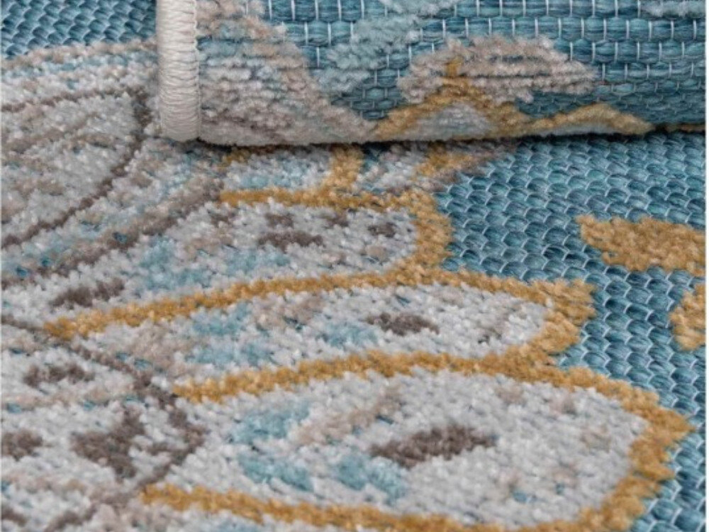 Dywan wewnętrzny MULTIDECOR Piar pnącze 160 x 230cm Turkusowy, 160x230, salon, sofa, sypialnia, zbliżenie na strukturę dywanu, a powyżej zrolowany dywan