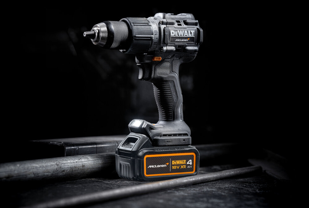 Wiertarko-wkrętarka DEWALT DCD85MM1T-QW narzędzie na ciemnym tle widoczne od przodu pod skosem do wiercenia i wkręcania duża siła wszechstronność do pracy w drewnie metalu w murze duża moc bezprzewodowa konstrukcja mobilność precyzja wygoda