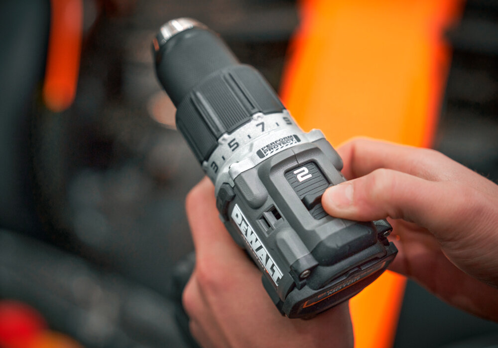 Wiertarko-wkrętarka DEWALT DCD85MM1T-QW zbliżenie na przekładnię wbudowana 2-biegowa metalowa przekładnia dobór odpowiedniej prędkości do rodzaju materiału i charakteru pracy tryb wolniejszy z obrotami na poziomie od 0 do 650 obr/min tryb szybszy z obrotami od 0 do 2000 obr/min kontrola