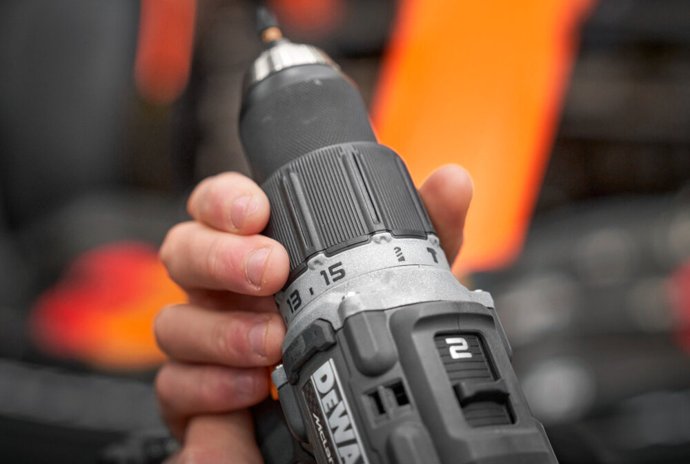 Wiertarko-wkrętarka DEWALT DCD85MM1T-QW zbliżenie na regulację obrotów maksymalny moment obrotowy do 90 Nm moc 500 W bezszczotkowy silnik z 14-stopniowym ustawieniem momentu obrotowego praca z twardym drewnem gęstym murem i metalem
