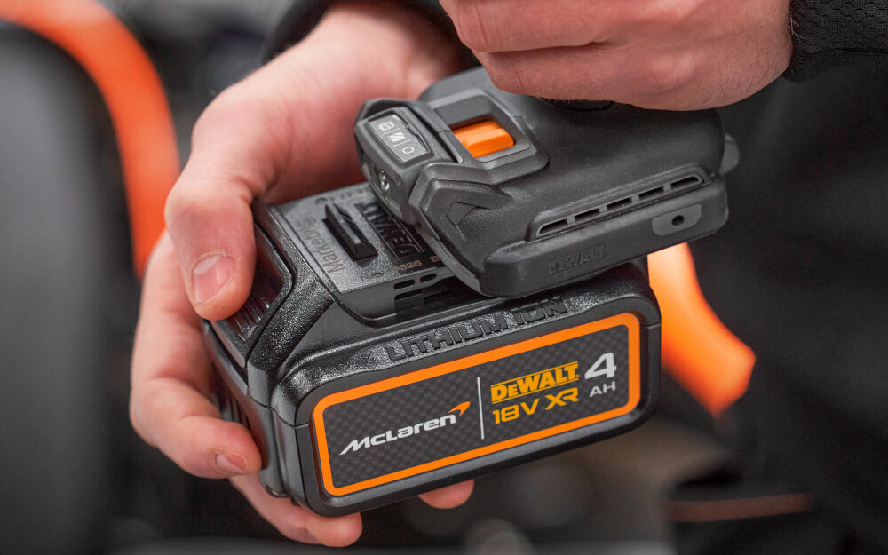Wiertarko-wkrętarka DEWALT DCD85MM1T-QW zbliżenie na akumulator osoba wsuwa akumulator w urządzenie akumulator Li-Ion z serii 18 V XR o pojemności 4 Ah system zasilania bezprzewodowego swoboda ruchu