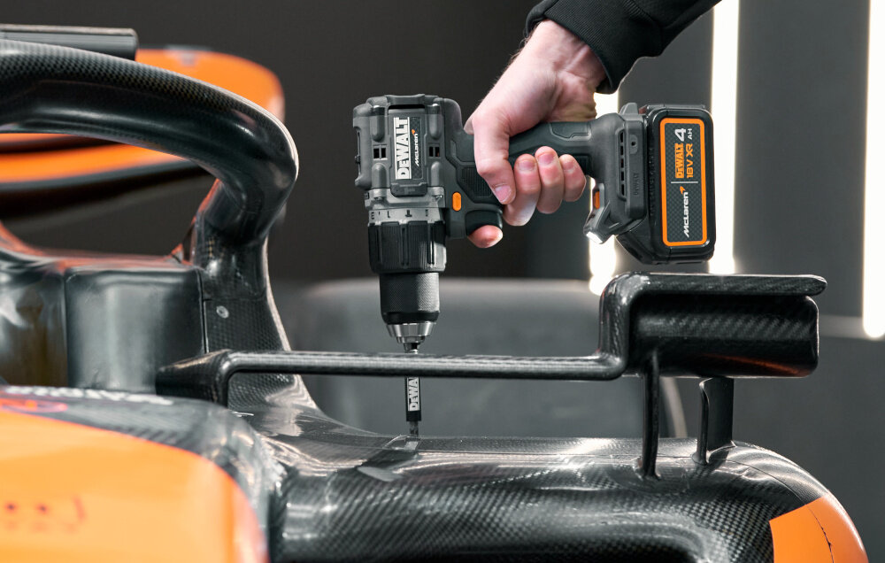 Wiertarko-wkrętarka DEWALT DCD85MM1T-QW zbliżenie na narzędzie osoba używa narzędzia trzyma w dłoni urządzenie funkcja udaru o częstotliwości do 34000 uderzeń na minutę wiercenie w twardych materiałach wysoka dynamika obrotów wydajność do 55 mm w drewnie do 13 mm w metalu i murze