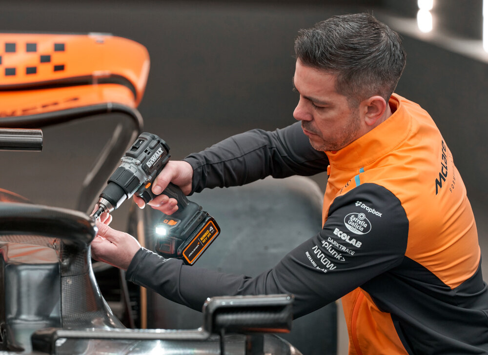Wiertarko-wkrętarka DEWALT DCD85MM1T-QW osoba pracuje narzędziem świeci się dioda miękki uchwyt niska waga 1,34 kg wygodne prowadzenie narzędzia 177 mm długości duża precyzja dobra jakość wykonywanych zadań