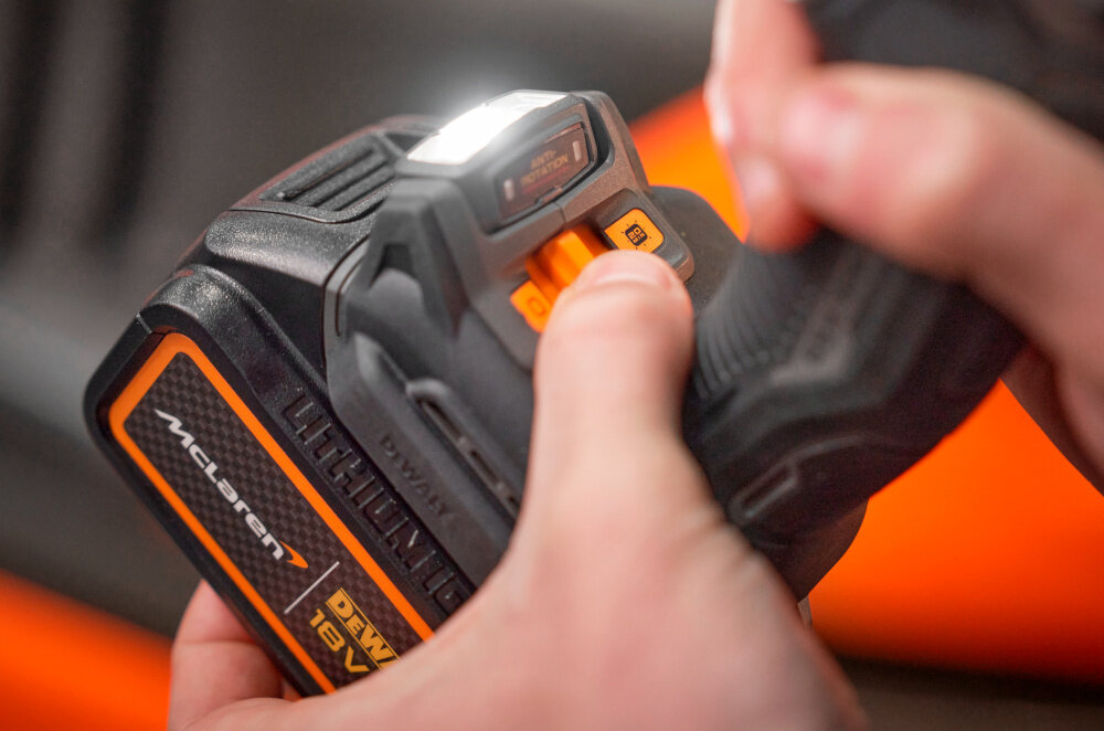 Wiertarko-wkrętarka DEWALT DCD85MM1T-QW zbliżenie na diodę dioda się świeci 3-trybowa dioda LED z funkcją obracania oświetla miejsce pracy regulacja natężenia światła bezpieczeństwo