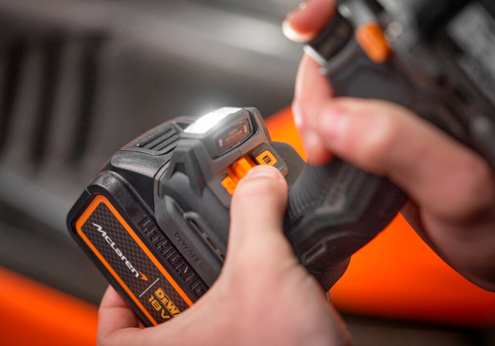 Wiertarko-wkrętarka DEWALT DCD85MM2T-QW zbliżenie na diodę dioda się świeci 3-trybowa dioda LED z funkcją obracania oświetla miejsce pracy regulacja natężenia światła bezpieczeństwo