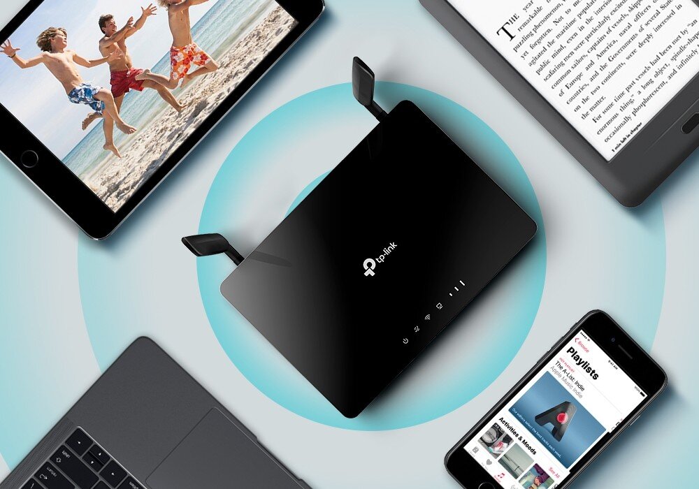 Router TP-LINK Archer MR402 Widok z góry na urządzenie z dwiema antenami, otoczone tabletem, laptopem i smartfonem z aktywnym sygnałem Wi-Fi, ustawienia, kontrola rodzicielska