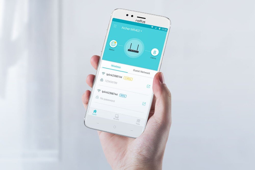 Router TP-LINK Archer MR402 Ręka trzymająca smartfon z otwartą aplikacją do zarządzania routerem, widoczne informacje o sieci bezprzewodowej i liczbie podłączonych urządzeń, aplikacja, narzędzia