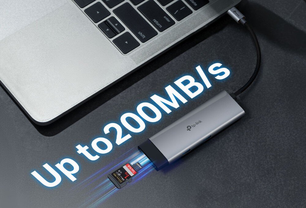 Hub TP-LINK UH7020C Zbliżenie na adapter podłączony do laptopa, do którego wkładana jest karta pamięci, z naniesionym dużym napisem 'Up to 200MB/s' sugerującym prędkość transferu danych