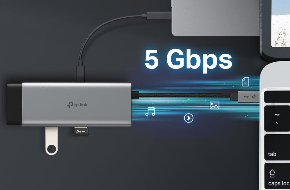 Hub TP-LINK UH7020C Widok z góry na adapter połączony z laptopem, do którego podpięte są różne akcesoria, z napisem '5 Gbps' i ikonami dokumentu, zdjęcia oraz muzyki