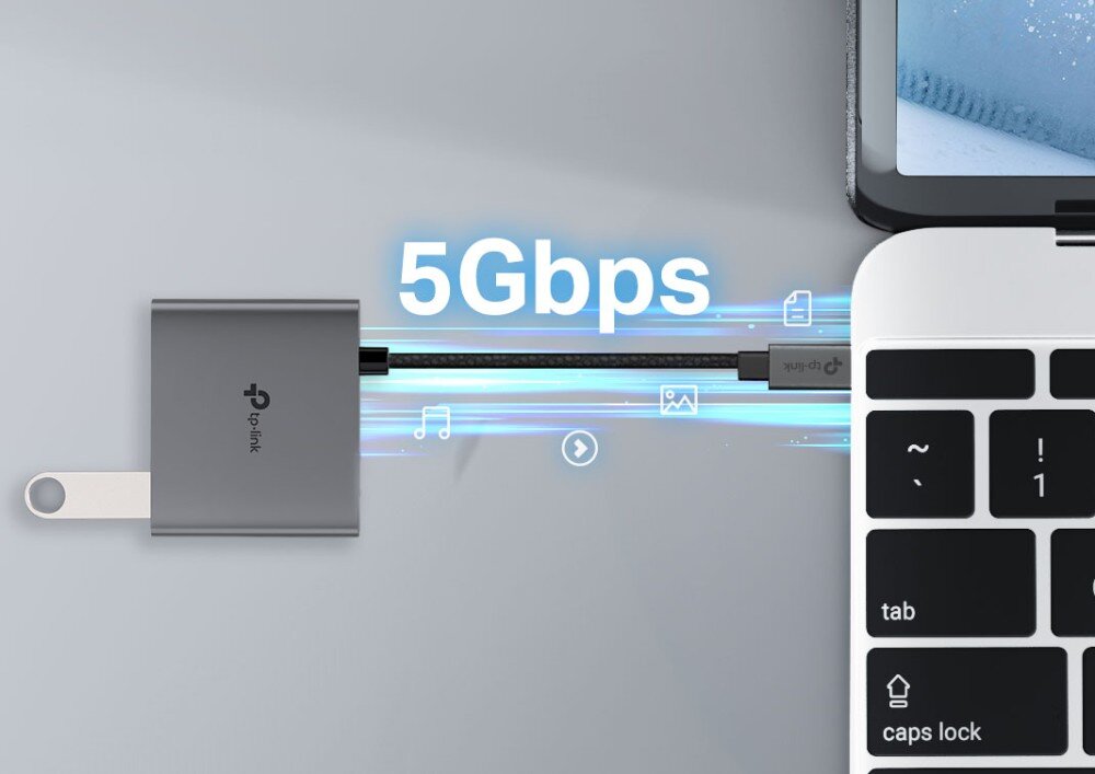 Hub TP-LINK UH3020C Widok z góry na adapter połączony z laptopem, z ilustracją przepływu danych symbolizowaną przez ikony plików i nut oraz napis '5Gbps'