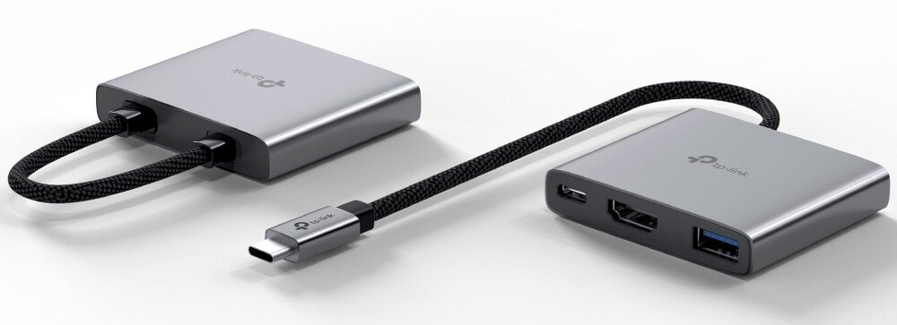 Hub TP-LINK UH3020C Dwa szare adaptery pokazane z różnych stron, prezentujące rozmieszczenie portów wejściowych oraz wtyczkę USB-C na końcu plecionego kabla