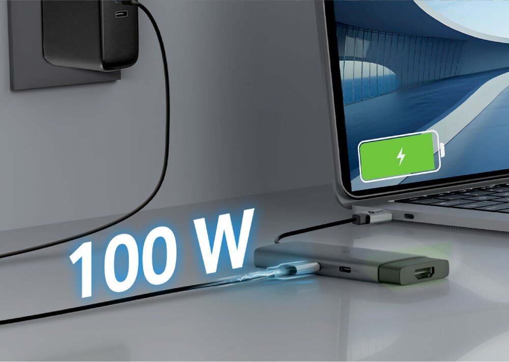 Hub TP-LINK UH5020C Srebrny adapter wpięty do laptopa z podłączonym kablem zasilającym, obok którego widnieje duży napis '100 W' oraz ikona ładowania baterii na ekranie