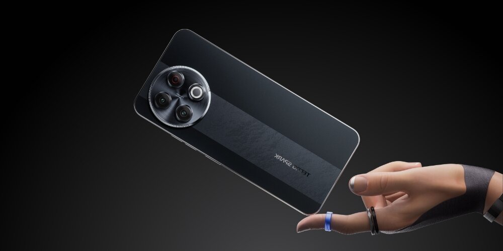 Smartfon TECNO Spark 30 Pro  balansuje na palcu  