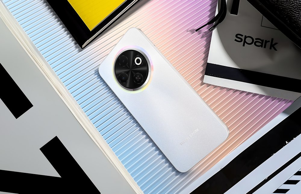 Smartfon TECNO Spark 30C na opalizującym żebrowanym blacie
