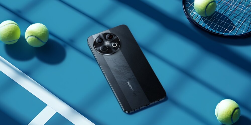 Smartfon TECNO Spark 30 Pro leży na korcie tenisowym   