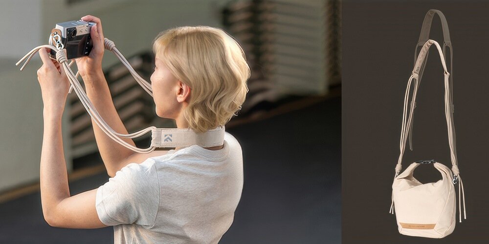 Kobieta fotografuje aparatem na pasku, obok pomarańczowa torba fotograficzna z regulowanym paskiem pokazana na ciemnym tle