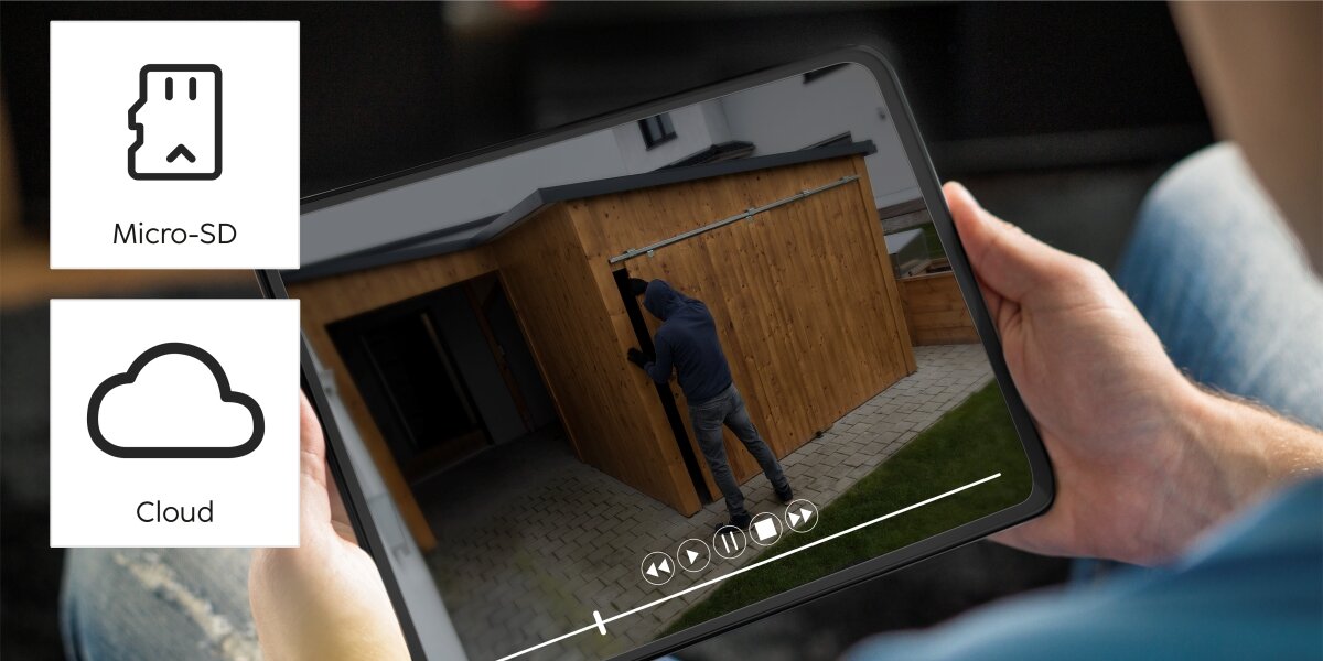 Kamera HAMA 176648 zewnętrzna Wi-Fi + Panel solarny Czarny, wykrycie, nagrania, przechowanie, karta, chmura, na zdjęciu osoba trzyma tablet na którym ogląda posesję, obok logotypy chmury i microsd