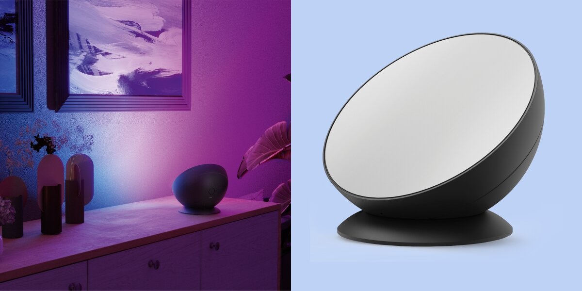 Lampa HAMA 176664 Wi-Fi Czarny, nastrój, światło, seans, kolory, na niebieskiem tle lampa, obok w fioletowym tle łazienka dzięki lampie