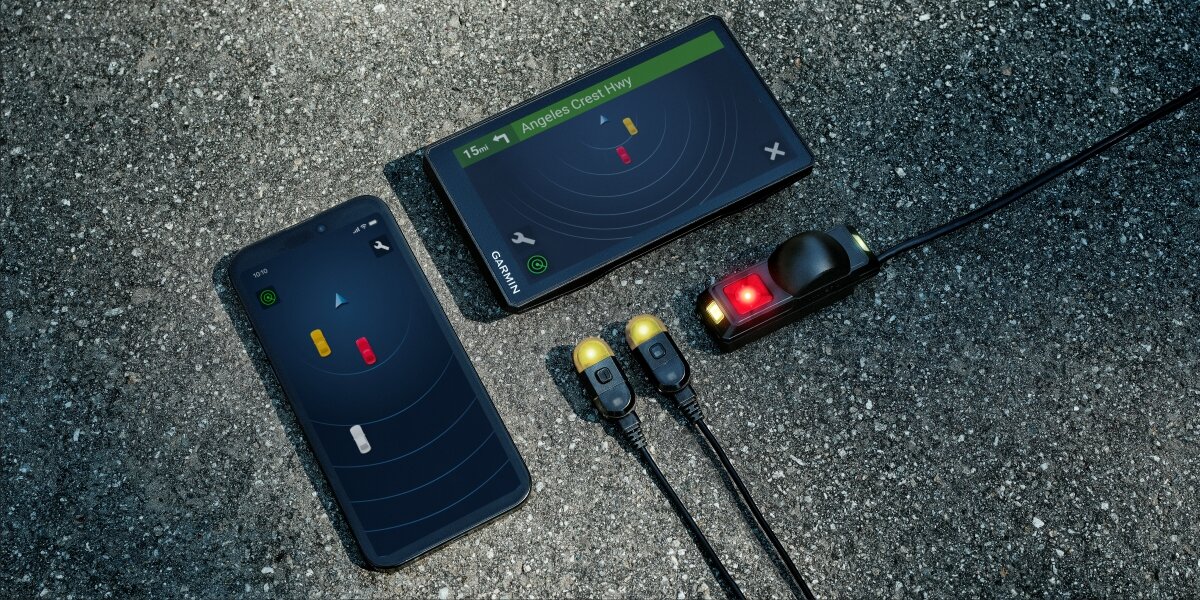 GARMIN Zumo R1 kompatybilnym smartfonem lub nawigacją Zumo XT2 pełnoekranowy widok - nawigacja oraz aplikacja moblina