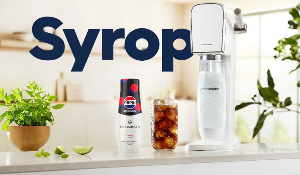 Syrop do saturatorów SODASTREAM Pepsi Max Cherry Zero Cukru 440 ml wiśniowa rozkosz jasne tło biały saturator z butelką gazowanie wody obok stoi butelka syropu i obok w szklance wlany ciemny napój z kostkami lodu wiśniowa rozkosz