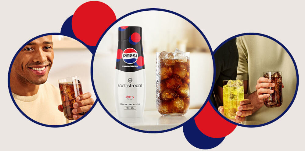 Syrop do saturatorów SODASTREAM Pepsi Max Cherry Zero Cukru 440 ml na środku butelka syropu obok szklanka z ciemnym napojem i lodem uśmiechnięta osoba trzymająca napój Terra prostota codzienna wygoda Art funkcjonalność elegancja Enso stylowy design minimalizm dostępny z nabojem Co2 i butelkami Fuse napełnienie butelki zimną wodą umieszczenie w saturatorze naciśnięcie przycisku lub dźwigni 1-3 naciśnięcia woda lekko gazowana 3-4 naciśnięcia woda średnio gazowana 5 przyciśnięć mocny gaz  